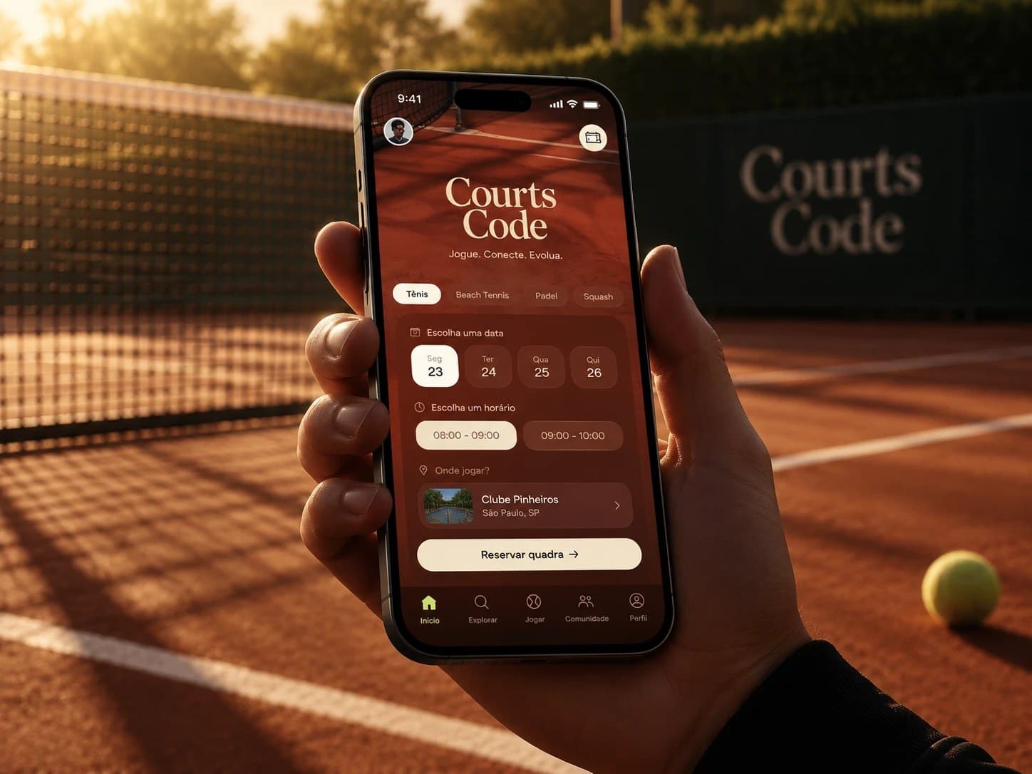 App Courts Code na mão de um jogador, em uma quadra de saibro