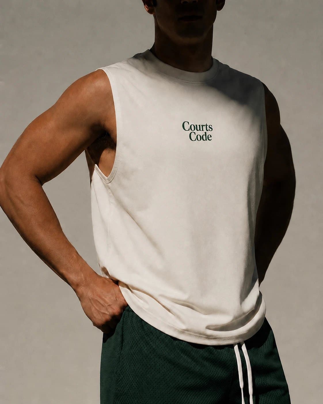 Regata Courts Code creme com shorts verde